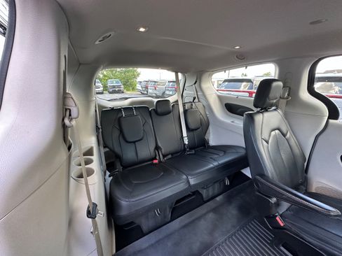 Used 2020 Chrysler Pacifica Touring-L Plus FWD image 13