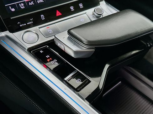 Used 2019 Audi e-tron Prestige w/ Prestige Package image 17