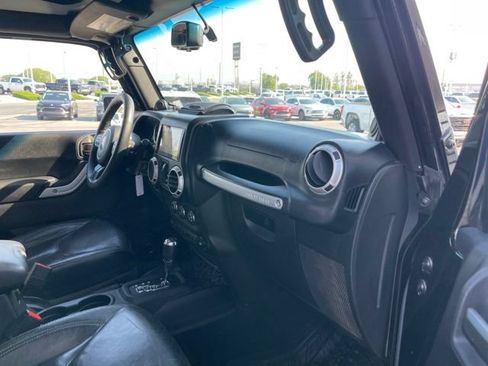 Used 2014 Jeep Wrangler Unlimited Sahara w/ Connectivity Group AWD/4WD image 15
