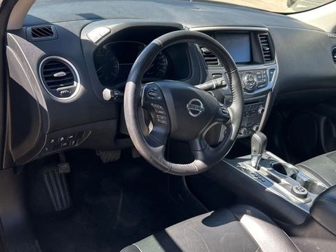 Used 2020 Nissan Pathfinder SL image 2