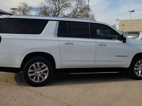 Used 2023 Chevrolet Suburban Premier image 2