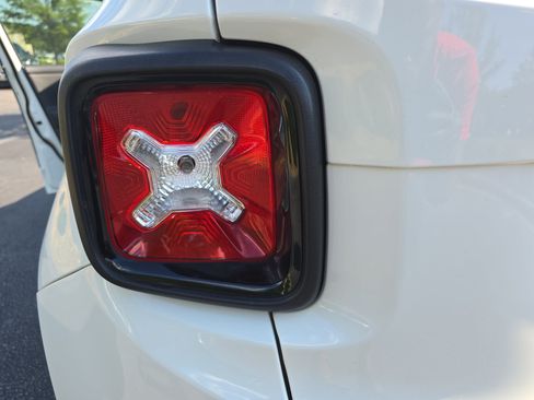 Used 2018 Jeep Renegade Altitude w/ Cold Weather Group FWD image 34