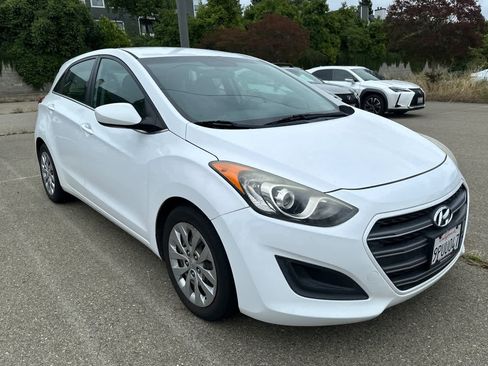 Used 2017 Hyundai Elantra GT FWD image 3