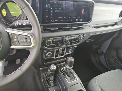 Used 2025 Jeep Wrangler Unlimited Sahara w/ Safety Group image 9