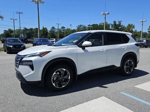 Used 2024 Nissan Rogue SV FWD image 2