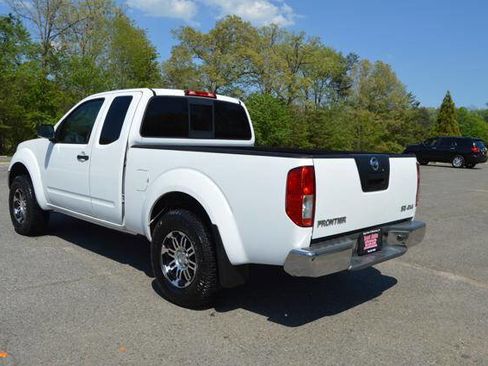 Used 2010 Nissan Frontier SE image 9