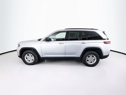 Used 2024 Jeep Grand Cherokee Laredo image 4