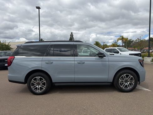 Used 2025 Ford Expedition Active AWD/4WD image 4