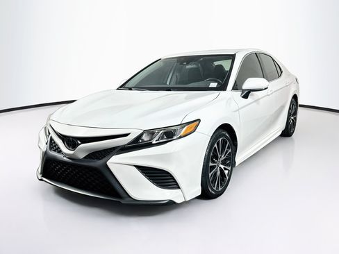 Used 2020 Toyota Camry SE FWD image 3