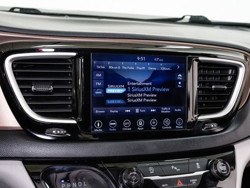 Used 2018 Chrysler Pacifica Touring-L image 14