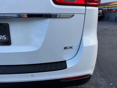 Used 2019 Kia Sedona EX FWD image 25