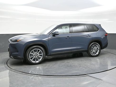 Used 2025 Toyota Grand Highlander AWD image 3