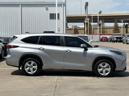 Used 2023 Toyota Highlander LE FWD image 3