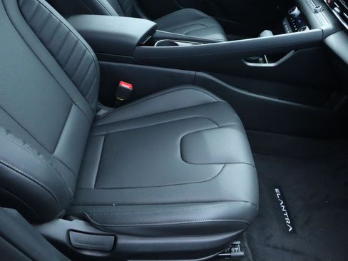 New 2025 Hyundai Elantra Limited image 19