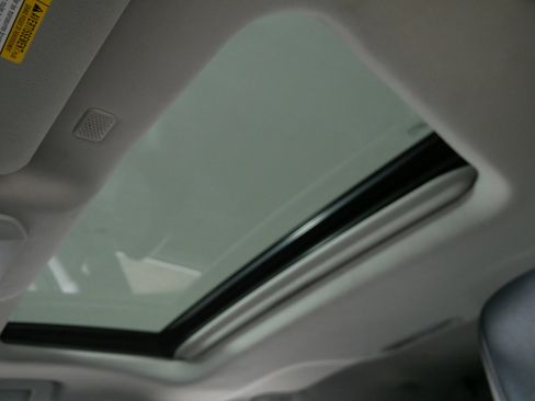 Used 2021 Toyota Highlander XLE image 31