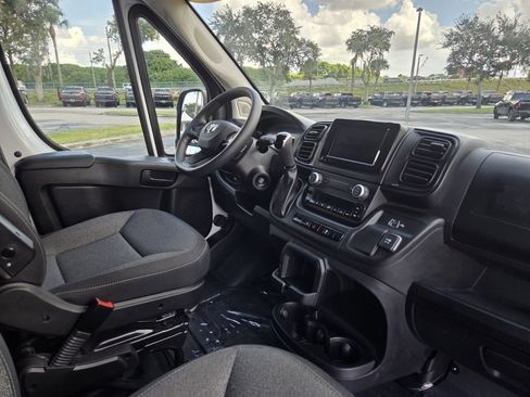 Used 2025 RAM ProMaster 2500 w/ U-Haul Equipment Group FWD image 32