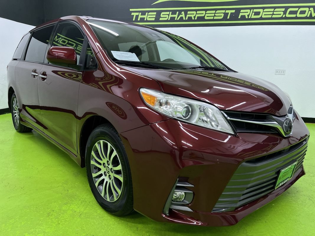 Used 2020 Toyota Sienna XLE w/ XLE Navigation Package FWD image 2