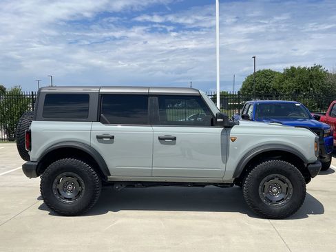 Used 2024 Ford Bronco Badlands AWD/4WD image 3