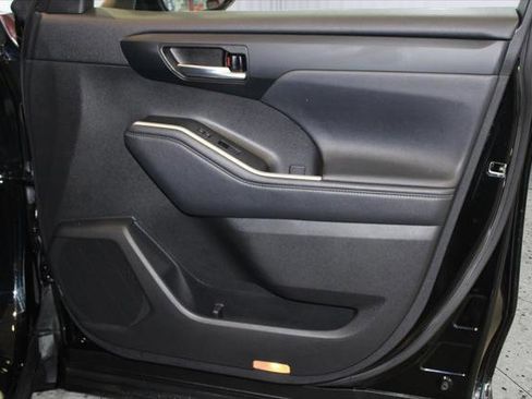 Certified 2021 Toyota Highlander XLE image 38