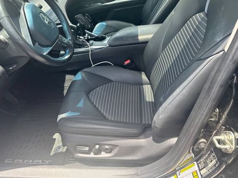 Used 2018 Toyota Camry SE w/ Moonroof Package FWD image 10