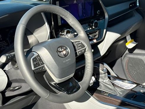 New 2026 Toyota Highlander Limited image 22
