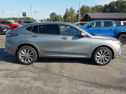 New 2025 Buick Envista Avenir image 2