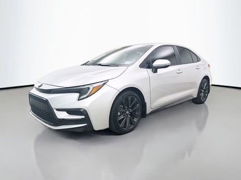 Used 2024 Toyota Corolla SE image 3