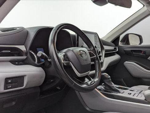 Used 2022 Toyota Highlander LE image 27
