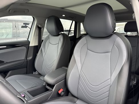 New 2025 Volkswagen Tiguan SE image 10
