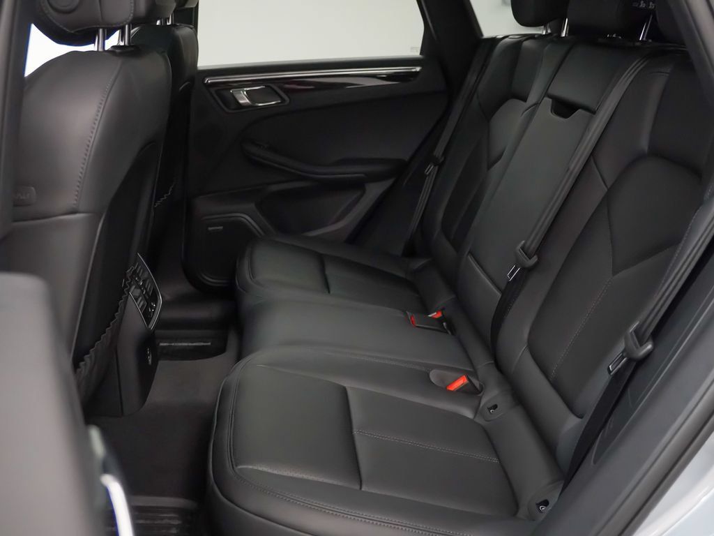Certified 2026 Porsche Macan AWD/4WD image 18