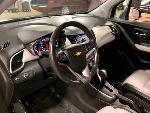 Used 2022 Chevrolet Trax LT w/ LT Convenience Package image 13
