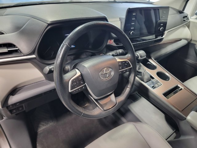 Used 2022 Toyota Sienna XLE FWD image 11