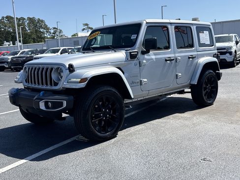 Used 2024 Jeep Wrangler Sahara w/ Technology Group image 4