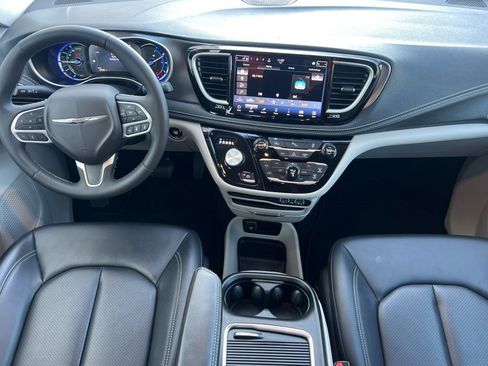 Used 2024 Chrysler Pacifica Select image 10