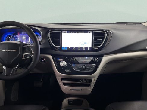 Used 2024 Chrysler Pacifica Touring-L FWD image 38