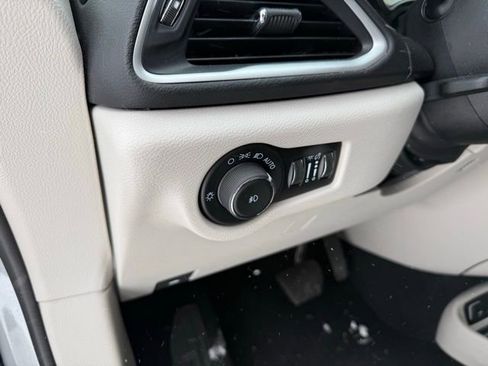 Used 2024 Chrysler Pacifica Touring-L image 21