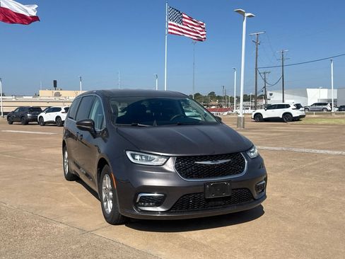 Used 2023 Chrysler Pacifica Touring-L FWD image 3