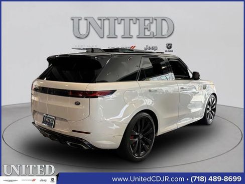 Used 2023 Land Rover Range Rover Sport SE Dynamic image 2