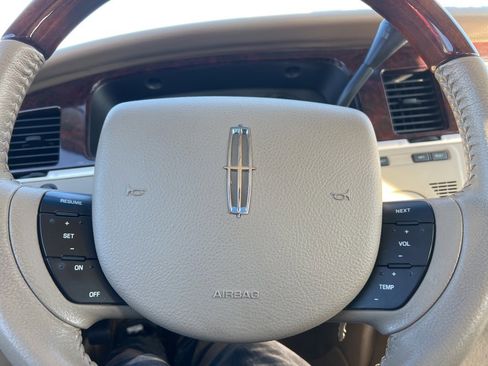 Used 2010 Lincoln Town Car Signature Limited image 21