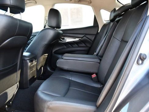 Used 2017 INFINITI Q70 3.7 image 16