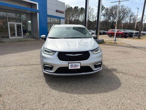 Used 2023 Chrysler Pacifica Touring-L image 10