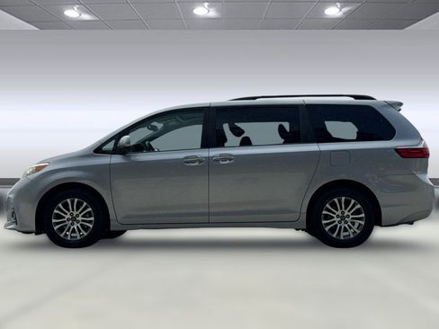 Used 2018 Toyota Sienna XLE w/ XLE Navigation Package FWD image 2