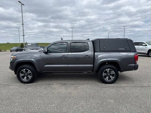 Used 2017 Toyota Tacoma TRD Sport w/ Tow Package (A/T) AWD/4WD image 7