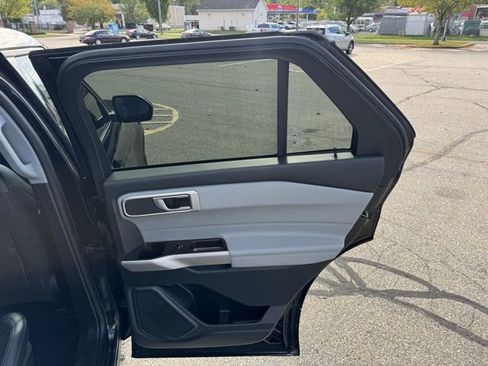 Used 2023 Ford Explorer XLT w/ XLT Sport Appearance Package AWD/4WD image 16