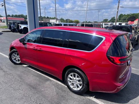 Used 2025 Chrysler Pacifica Select FWD image 13