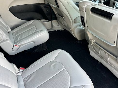 Used 2018 Chrysler Pacifica Touring-L Plus FWD image 18