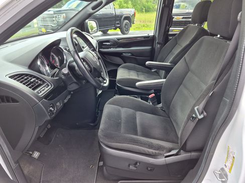 Used 2019 Dodge Grand Caravan SE FWD image 9