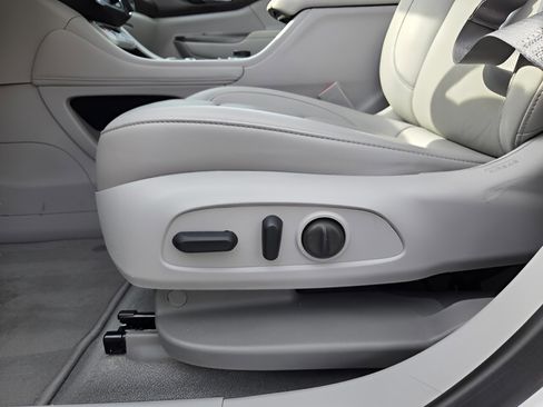 Used 2023 GMC Acadia SLT w/ Technology Package image 17