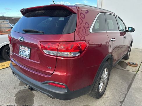 Used 2017 Kia Sorento LX image 4