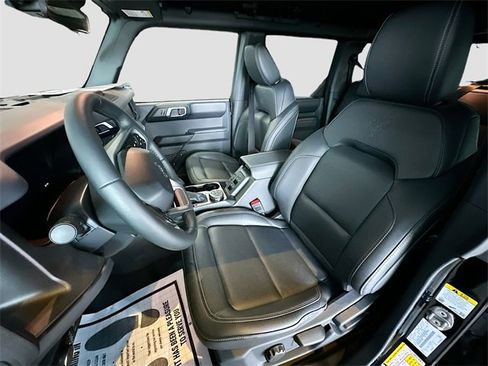 Used 2025 Ford Bronco Badlands image 17